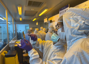 半導體元件製程中中心人員帶領學員觀測經過曝光顯影後之晶圓形貌