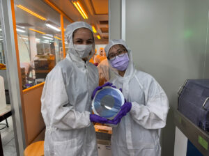 員Jaime Pryor (左)與助教(右)展示完成晶片切割之晶圓