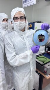 學員Colin Raimond Zuehlke展示經由背膠固定後之矽晶圓