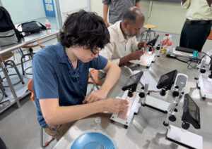 學員Harry Le Poer Trench實際操作晶片上錫膏